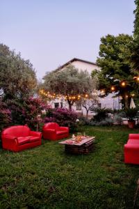 eine Terrasse mit roten Stühlen und einem Tisch im Hof in der Unterkunft Casa Consalvo in Pontecagnano