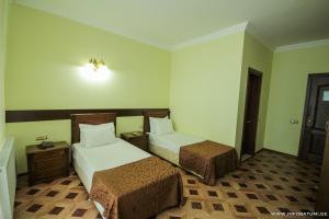 Rúm í herbergi á Hotel Cameo