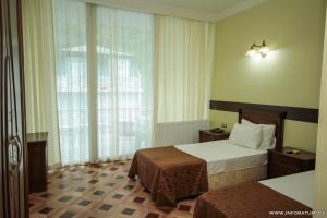 Rúm í herbergi á Hotel Cameo