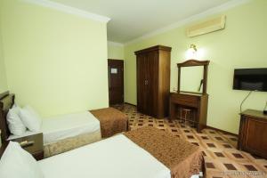 Rúm í herbergi á Hotel Cameo