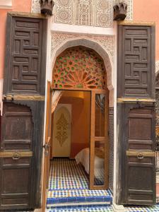 una puerta abierta a una habitación con dormitorio en Dar Anebar en Fez
