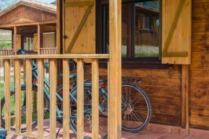 Montar en bicicleta en Aldea Los Odres - Cabañas de Madera de 1ª con Piscina Privada y BBQ en la puerta o alrededores