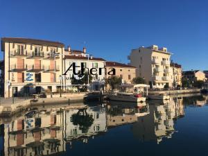 un gruppo di edifici accanto a un corpo idrico di Riva San Vito 2 a Grado