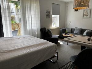- une chambre avec un lit et un salon dans l'établissement Texelheerlijk 10, à De Koog