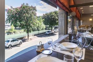 Restoran või mõni muu söögikoht majutusasutuses Hôtel Miramont