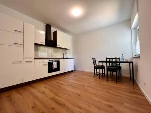 Una cocina o zona de cocina en Idyllische Ferienwohnung mit Balkon & Ausblick