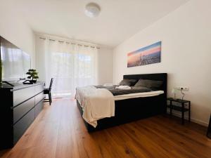 Cama o camas de una habitación en Idyllische Ferienwohnung mit Balkon & Ausblick
