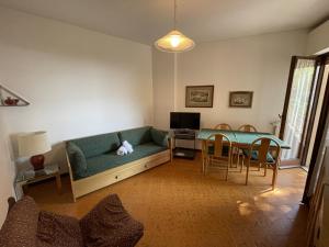 ein Wohnzimmer mit Sofa und Tisch in der Unterkunft Suite Semeria 130 - Relax, Mare, Parking in Sanremo