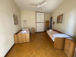 ein Schlafzimmer mit zwei Betten und einer Decke in der Unterkunft Suite Semeria 130 - Relax, Mare, Parking in Sanremo