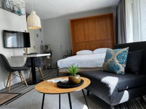 - un salon avec un lit, un canapé et une table dans l'établissement Texelheerlijk 10, à De Koog