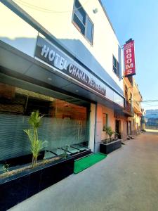 un restaurante chino Houston con un cartel en un edificio en Hotel Chahal Residency, en Amritsar