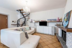 - un salon avec un canapé blanc et un escalier dans l'établissement Alle Rive apartment, à Salò