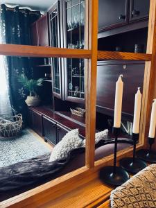 uma sala de estar com duas velas num quarto em Przytulny Apartament em Ostrowiec Świetokrzyski