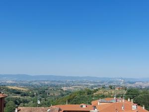 vista sulla città dal tetto di un edificio di appartamento la crocetta a Montepulciano