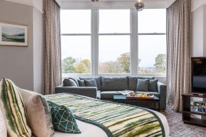 ein Wohnzimmer mit einem Bett und einem Sofa in der Unterkunft Castle Green Hotel In Kendal, BW Premier Collection in Kendal