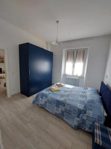 una camera con letto blu e armadio blu di appartamento la crocetta a Montepulciano