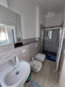 bagno bianco con lavandino e servizi igienici di appartamento la crocetta a Montepulciano