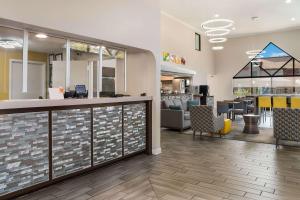 a lobby with a bar and a restaurant at Quality Inn Southaven - Memphis South in Southaven