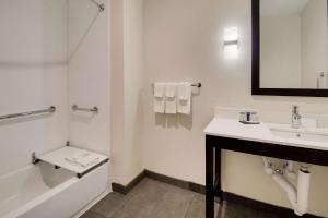 Ett badrum på MainStay Suites Dallas Northwest - Irving