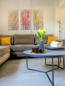 uma sala de estar com um sofá e uma mesa em Emmy's Guesthouse em Sparti