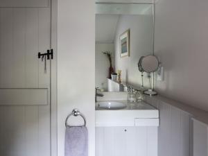 Koupelna v ubytování Climbing Rose Cottage - Dog Friendly - Peaceful Cotswold Cottage + 36 fotografií