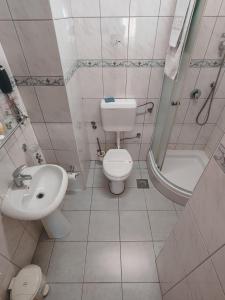 Motel Almy في زينيتشا: حمام مع مرحاض ومغسلة ودش