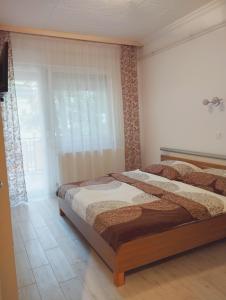 A bed or beds in a room at Ildikó Apartman