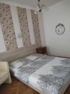 A bed or beds in a room at Ildikó Apartman