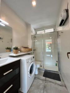 eine Waschmaschine im Bad mit Dusche in der Unterkunft Residencia Beach in Cambrils