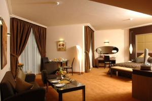 فندق ريجنسي بالاس في جونية: فندق غرفه بسرير وصاله