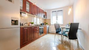 Kuchyňa alebo kuchynka v ubytovaní VacationClub - Piłsudskiego 10B Apartament 2 + 7 fotografií