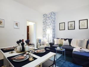ein Wohnzimmer mit einem Tisch und einem Sofa in der Unterkunft My City Home Habana I in Madrid
