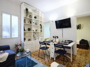 eine Küche mit einem Tisch und Stühlen im Zimmer in der Unterkunft My City Home Habana I in Madrid
