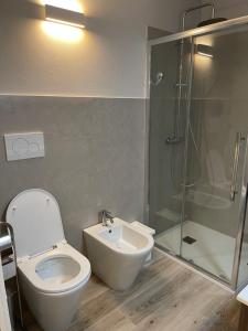 Un baño con inodoro, lavabo y ducha. en [M.S.A. Il Salotto Casalese], en Casale Monferrato