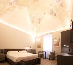 ein Schlafzimmer mit einem Bett und einem Deckengemälde in der Unterkunft Palazzo Bellocchi - Suites & Apartments in Brindisi