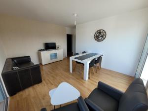 Televízia a/alebo spoločenská miestnosť v ubytovaní Appartement T5 avec 4 lits doubles