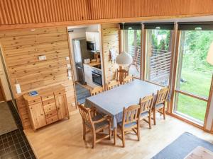 eine Küche und ein Esszimmer mit Tisch und Stühlen in der Unterkunft Holiday Home Kanervarinne by Interhome in Vuokatti