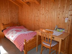 um quarto com uma secretária e uma cama num camarote em Chalet Véronique by Interhome em Ovronnaz