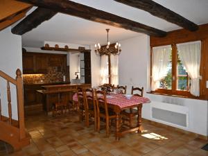 uma sala de jantar com uma mesa e cadeiras numa cozinha em Chalet Véronique by Interhome em Ovronnaz