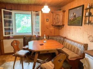Posezení v ubytování Chalet Edelweisshütte by Interhome