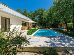 basen na podwórku domu w obiekcie Holiday Home Villa Frleti by Interhome w mieście Umag