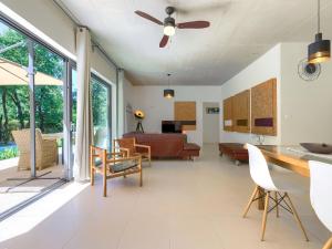 salon z wentylatorem sufitowym i kanapą w obiekcie Holiday Home Villa Frleti by Interhome w mieście Umag +37 zdjęć