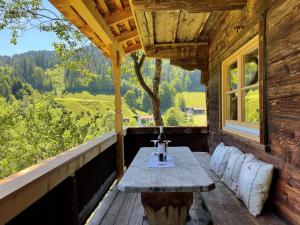 einem Holztisch auf der Veranda einer Hütte in der Unterkunft Chalet Troadkasten by Interhome in Dorf