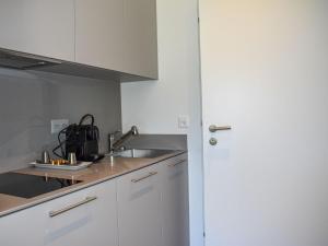 Kuchyň nebo kuchyňský kout v ubytování Studio Capriccio 15 Studio Balcony by Interhome