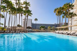 une grande piscine bordée de palmiers et de chaises dans l'établissement Barceló Margaritas, à Playa del Ingles