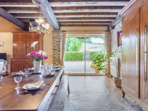 jadalnia z długim stołem z kwiatami w obiekcie Holiday Home Le Bois Bourdin by Interhome w mieście Pontorson