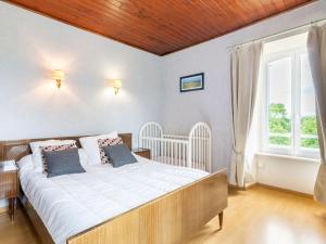 - une chambre avec un lit et une grande fenêtre dans l'établissement Holiday Home Le bois bourdin by Interhome, à Pontorson