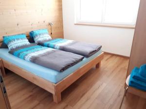 - un lit avec 2 oreillers dans l'établissement Apartment Robert 1- Stock by Interhome, à Bettmeralp