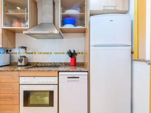 A kitchen or kitchenette at Apartment Jardines del Mar III - Marina d'Or-4 by Interhome