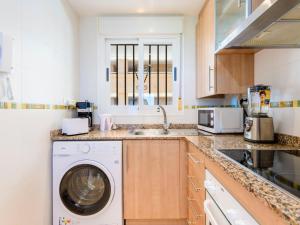 A kitchen or kitchenette at Apartment Jardines del Mar III - Marina d'Or-4 by Interhome